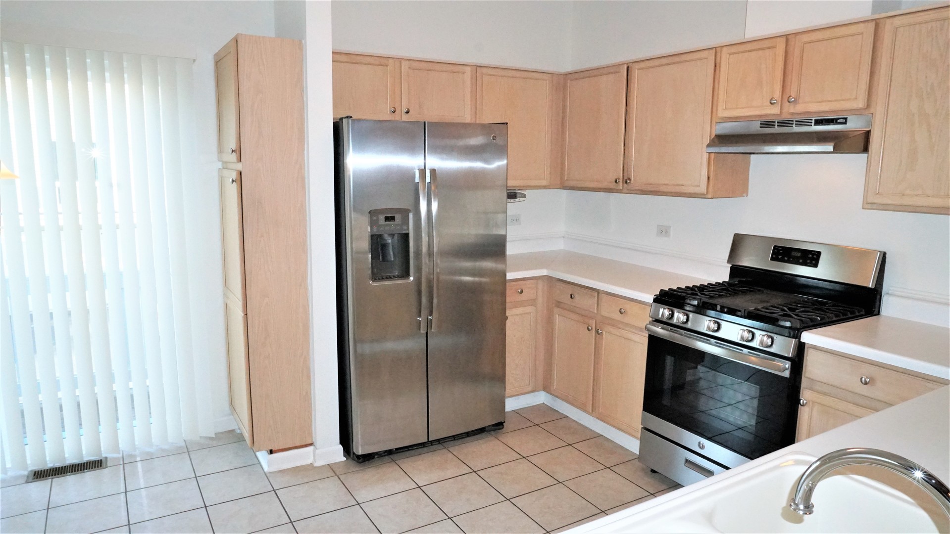 3360 Ravinia Circle Aurora, IL 60504 - Photo 5 of 32 a kitchen with appliances and cabinets