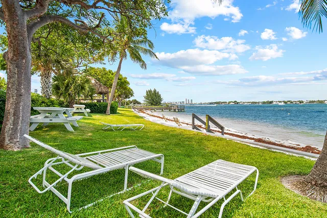 a view of a tennis court