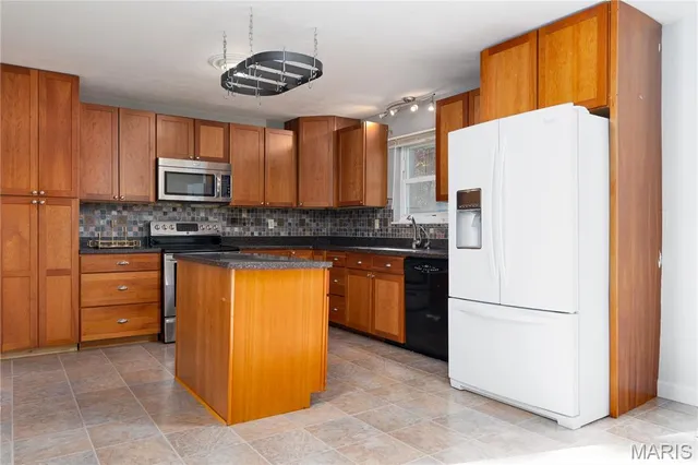 $245,500 | 406 Cypress Creek Road, Collinsville, IL 62234