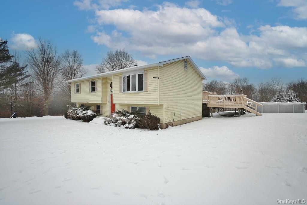 1065 Dolsontown Road Middletown, NY 10940 - Photo 6 of 50 a view of a car park in front of house