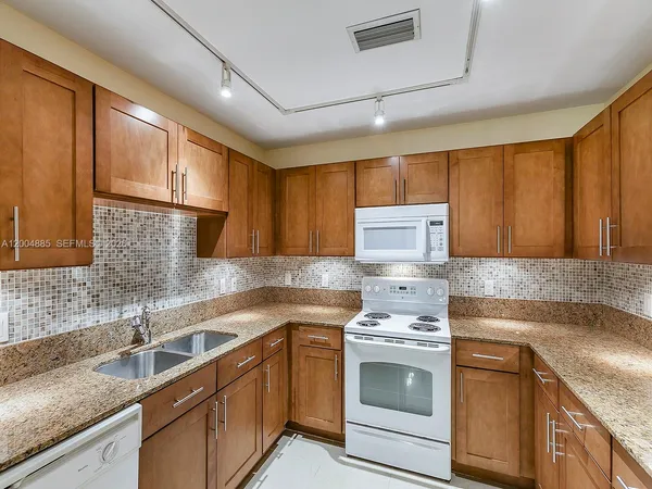 $3,200 | 8390 Southwest 72nd Avenue, Unit 423, Miami, FL 33143