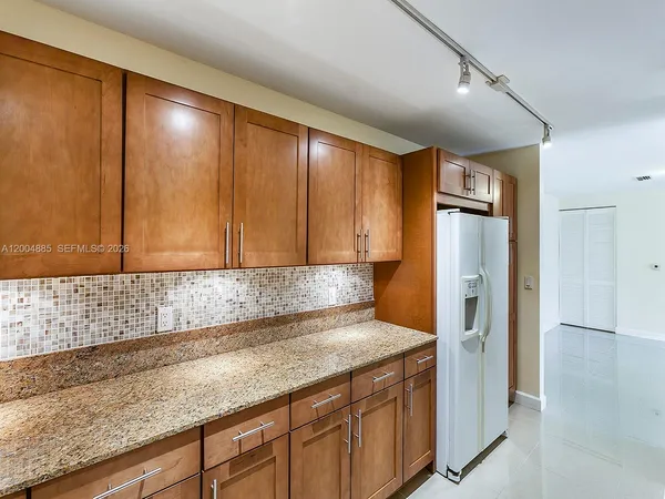 $3,200 | 8390 Southwest 72nd Avenue, Unit 423, Miami, FL 33143
