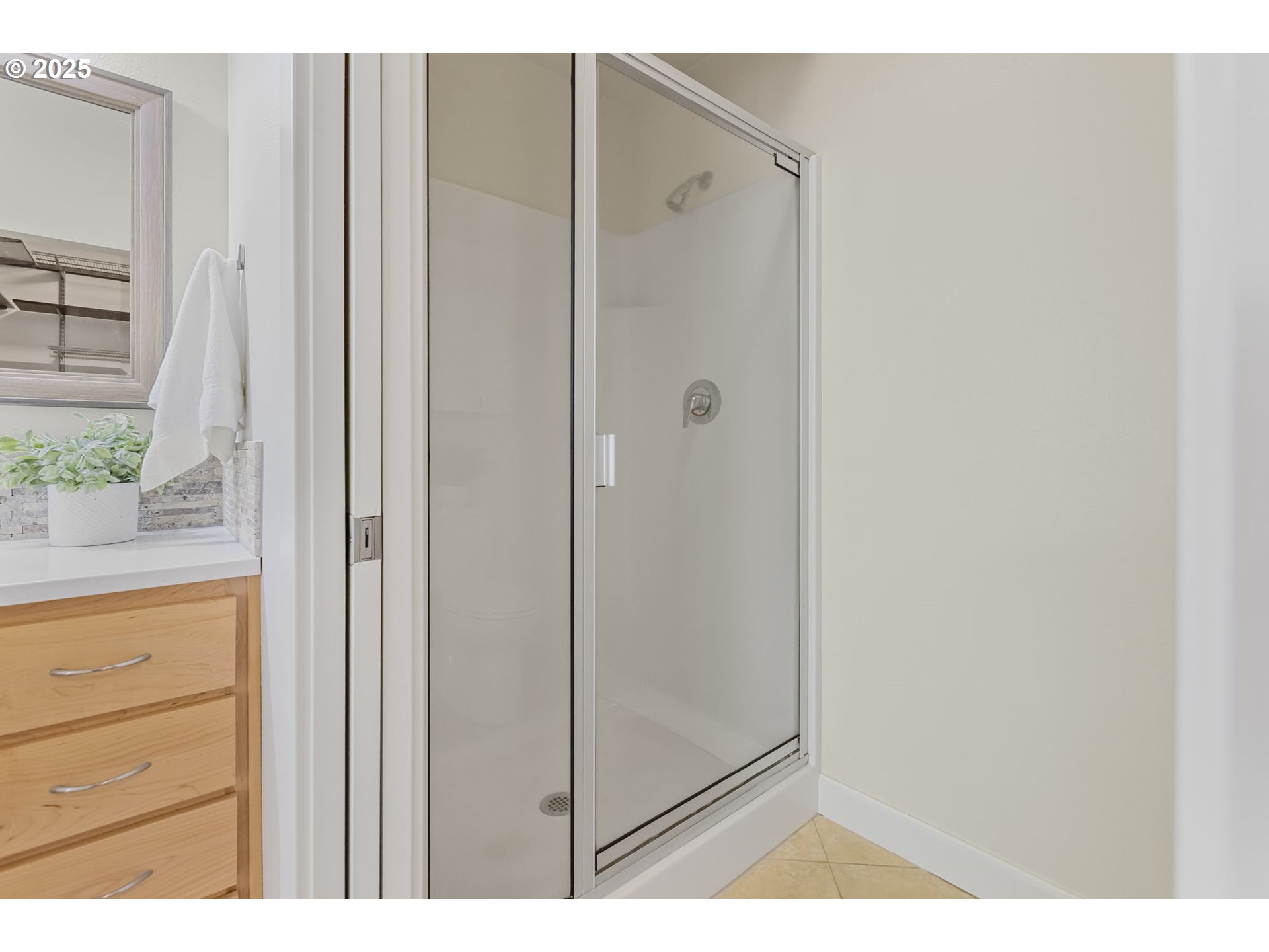 347 Rustic Place, Unit 24 Eugene, OR 97401 - Photo 24 of 42 a view of a bathroom from a hallway