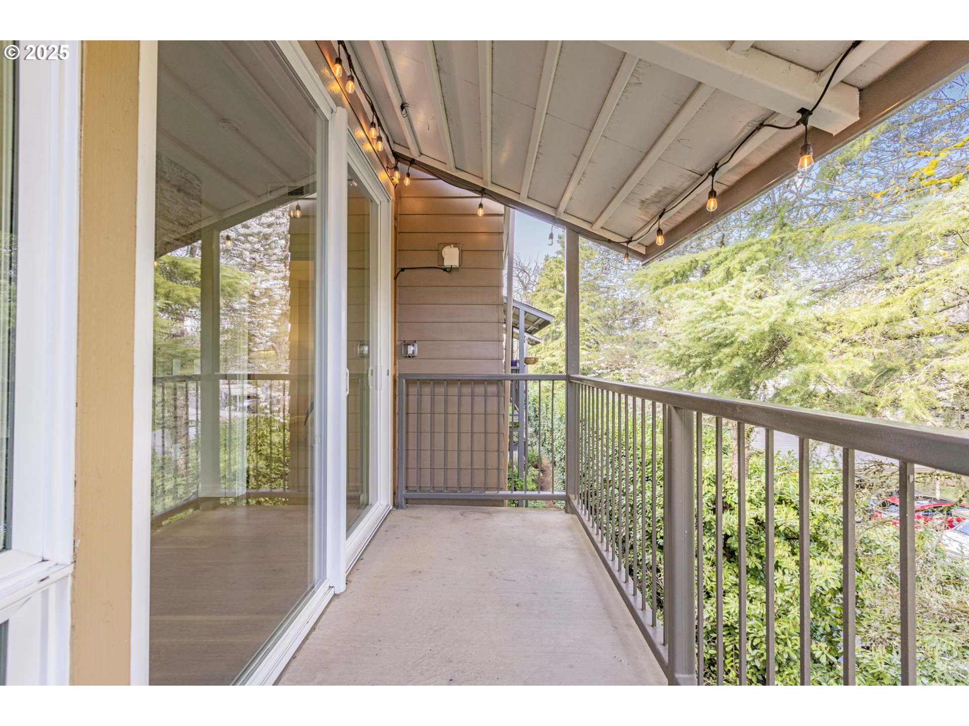 347 Rustic Place, Unit 24 Eugene, OR 97401 - Photo 6 of 42 a view of a porch