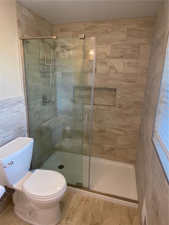 856 Rolling Rock Road Pittsburgh, PA 15234 - Photo 17 of 24 2nd Floor Main Bath