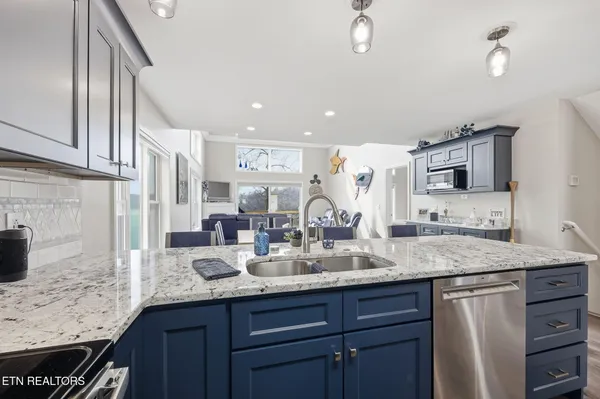 $849,900 | 155 North Deer Vlg Lane, La Follette, TN 37766