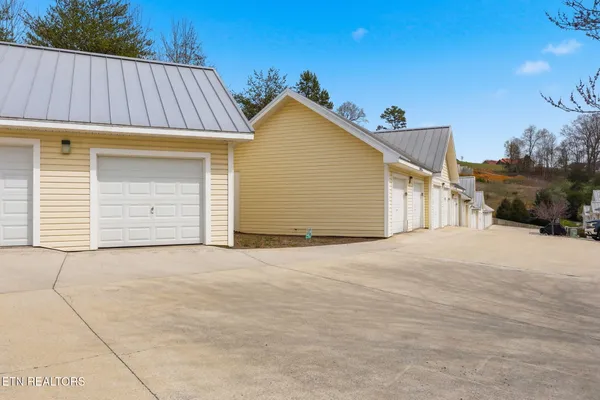 $849,900 | 155 North Deer Vlg Lane, La Follette, TN 37766