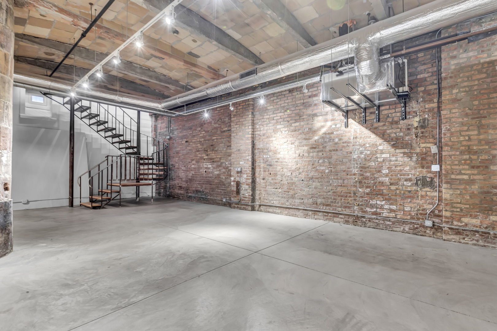 801 South Wells Street, Unit 101 Chicago, IL 60607 - Photo 28 of 33 a view of empty room with wooden ceiling