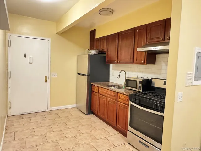 $2,300 | 1009 Ward Avenue, Unit 1 | Soundview-Bruckner