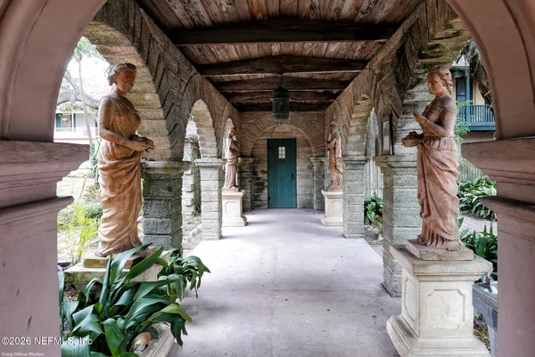 a entryway view with sitting space