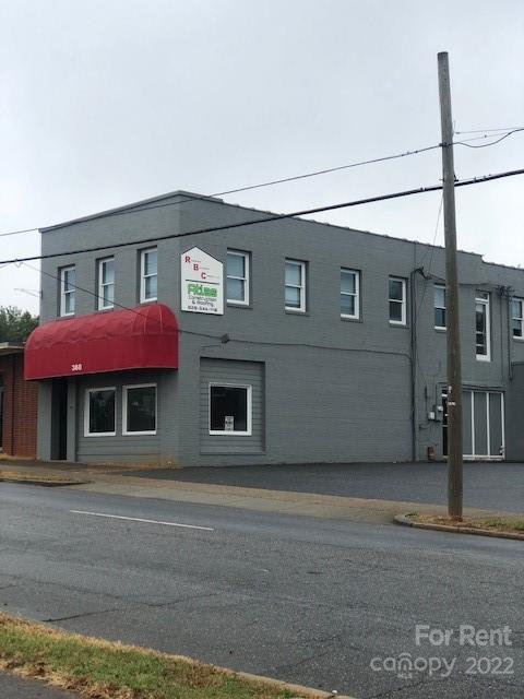 360 1st Avenue Southwest, Unit A Hickory, NC 28602 - Photo 4 of 14 a front view of a house with a yard