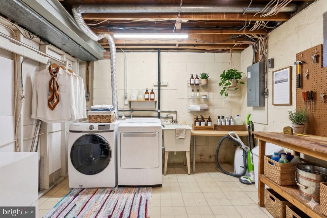 12633 English Orchard Court Silver Spring, MD 20906 - Photo 32 of 45 a utility room with dryer and washer