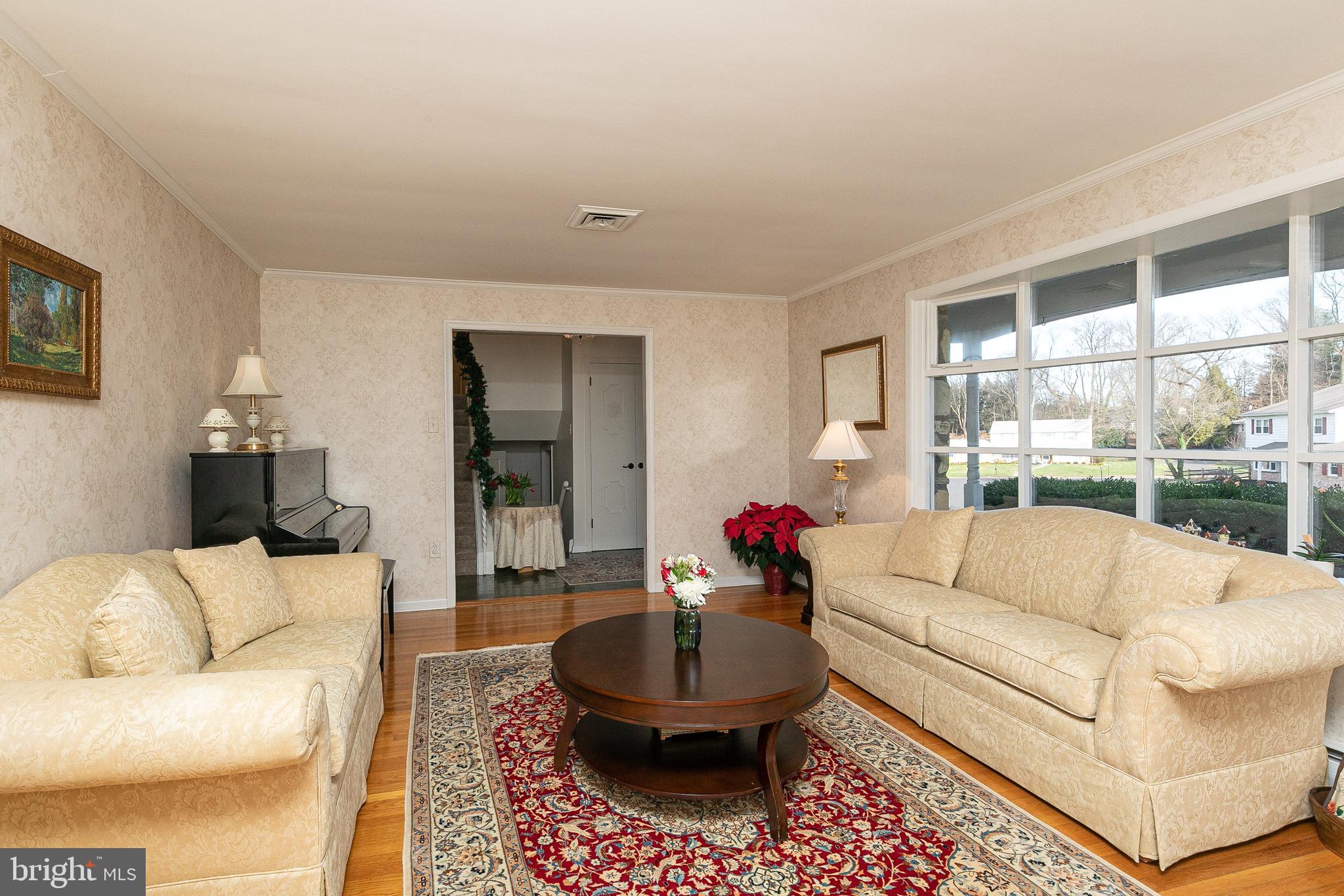 456 Sugarmill Road Huntingdon Valley, PA 19006 - Photo 7 of 39 Living Room