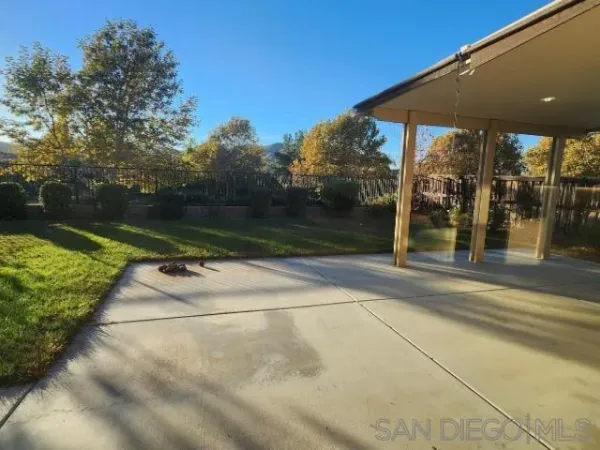 a view of a backyard