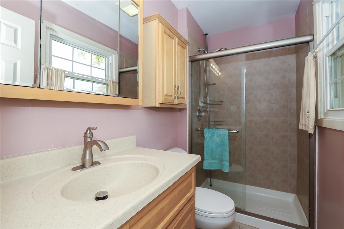 760 Checker Drive Buffalo Grove, IL 60089 - Photo 13 of 29 a bathroom with a sink toilet and shower
