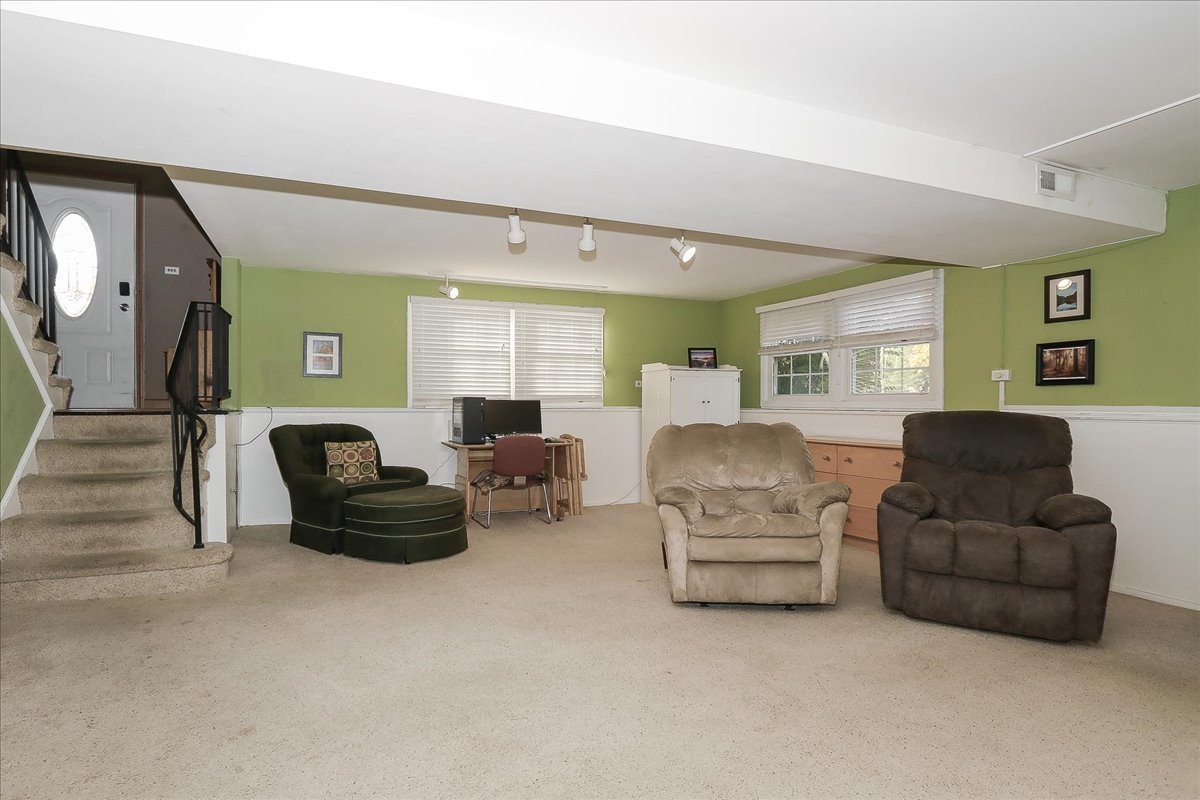 760 Checker Drive Buffalo Grove, IL 60089 - Photo 20 of 29 a living room with furniture and a potted plant