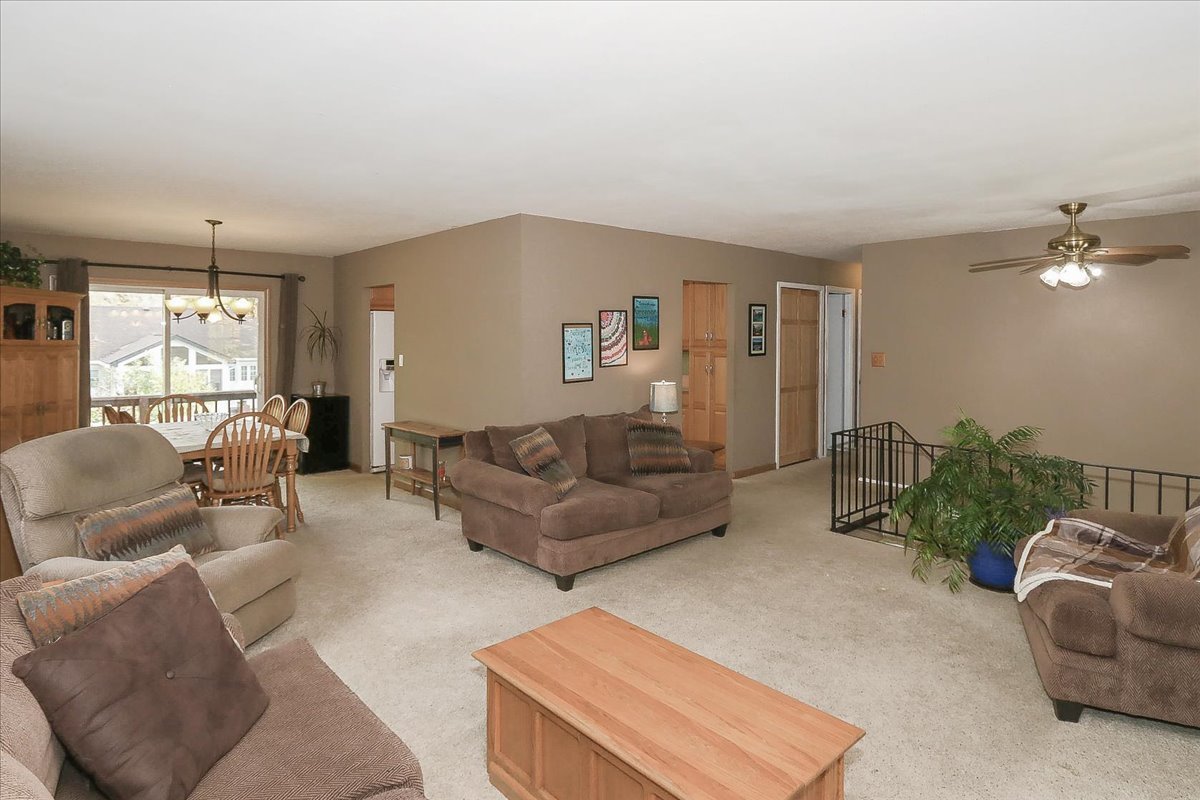 760 Checker Drive Buffalo Grove, IL 60089 - Photo 2 of 29 a living room with furniture and a couch