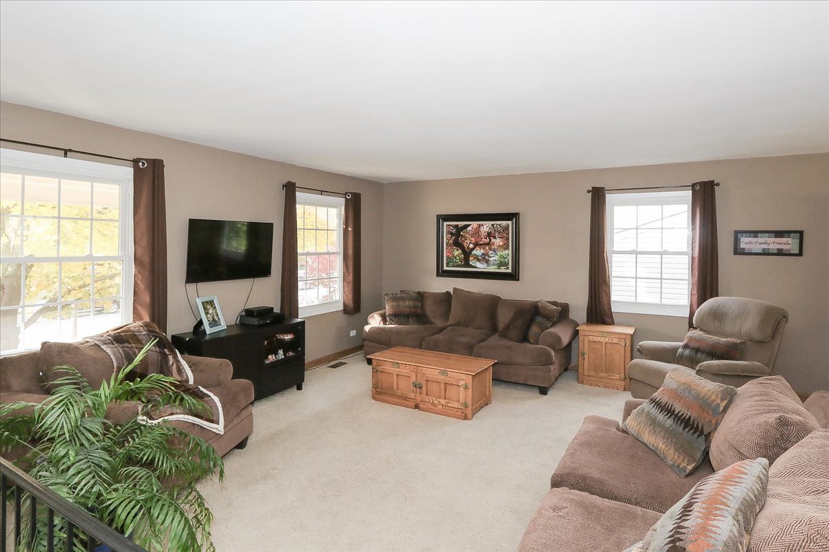 760 Checker Drive Buffalo Grove, IL 60089 - Photo 4 of 29 a living room with furniture and a flat screen tv