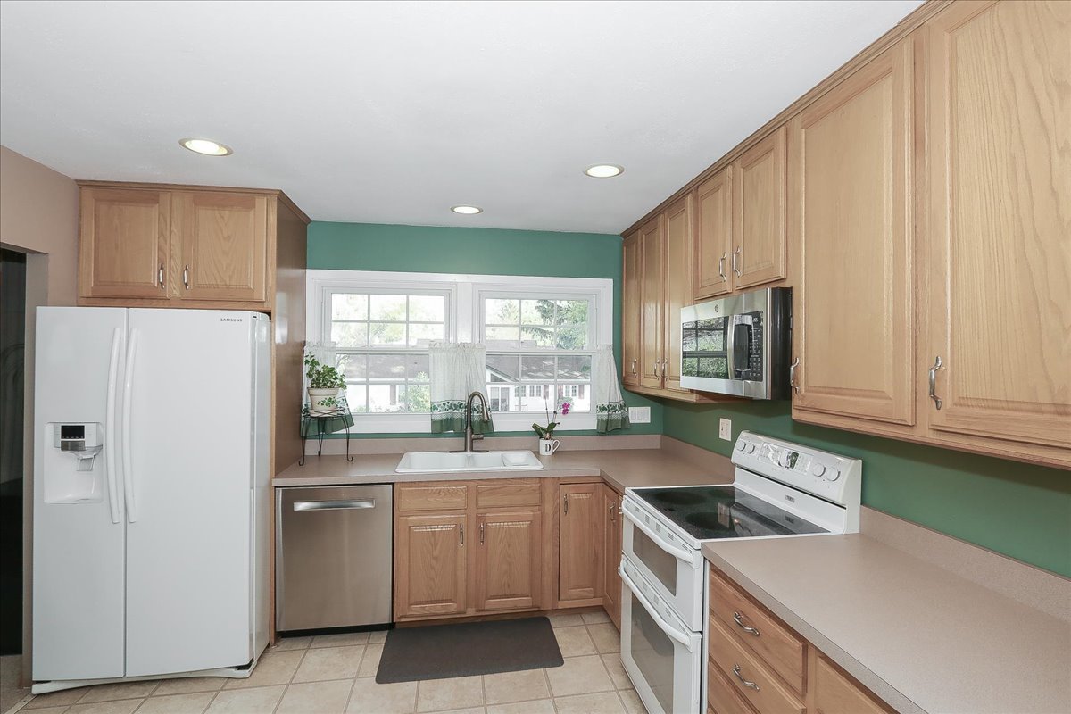 760 Checker Drive Buffalo Grove, IL 60089 - Photo 7 of 29 a kitchen with a sink cabinets and window