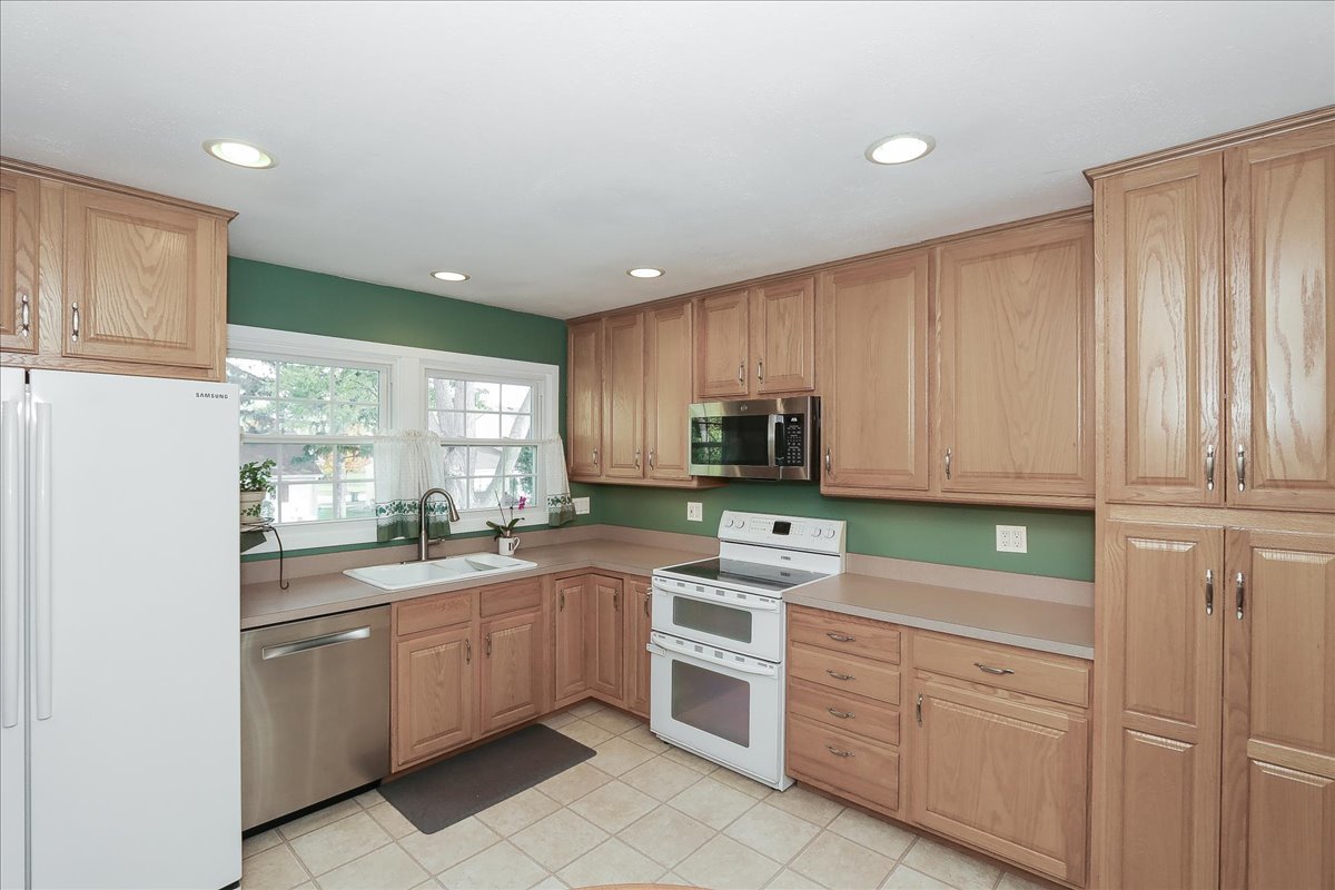 760 Checker Drive Buffalo Grove, IL 60089 - Photo 9 of 29 a kitchen with a sink window and cabinets