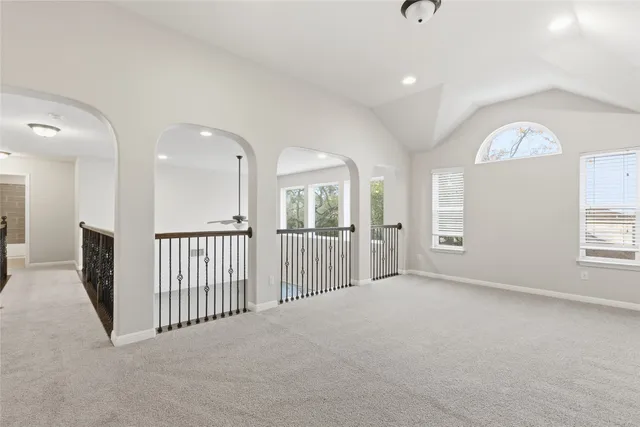 en empty room with windows and pillars in it