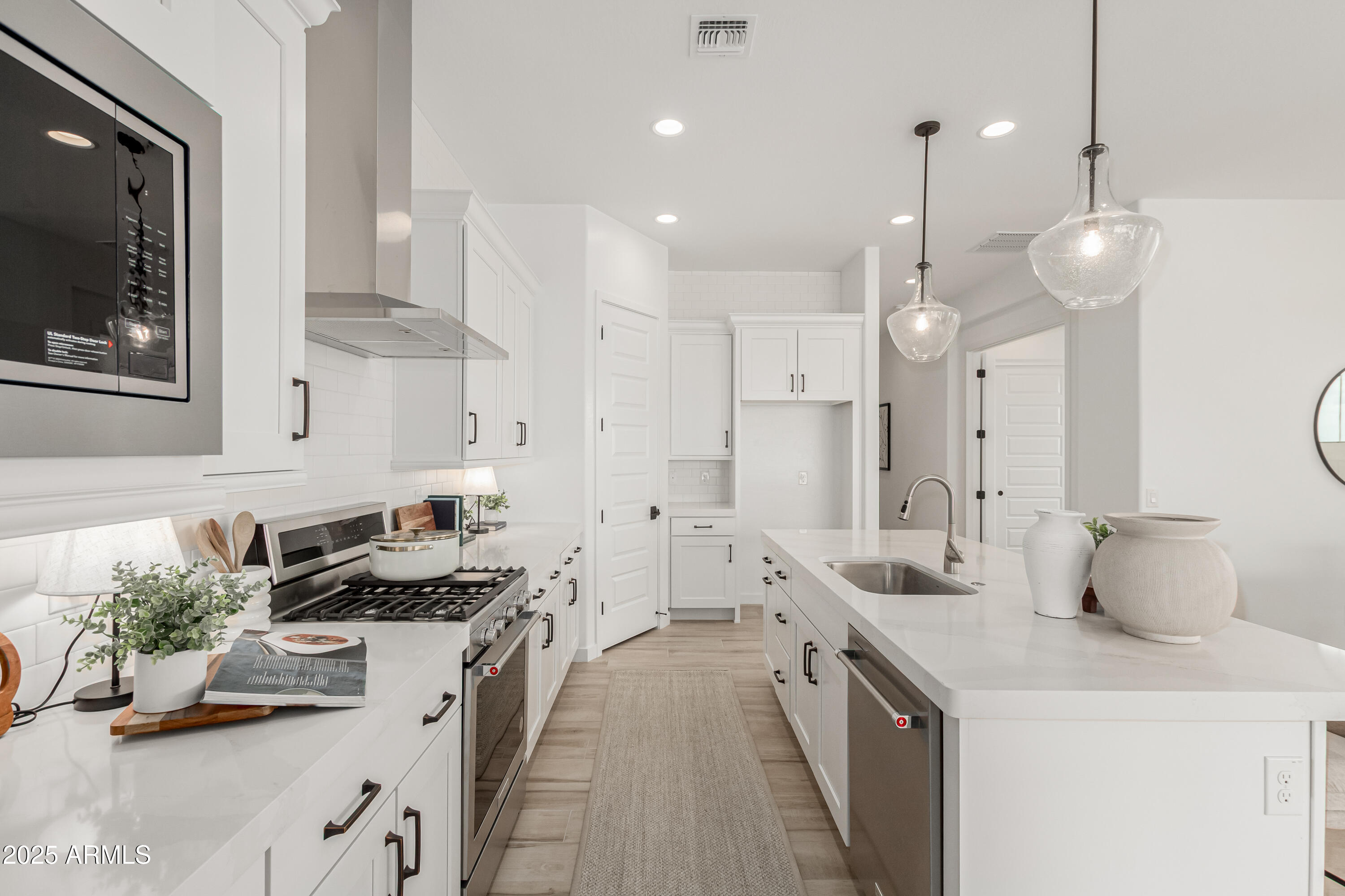 3638 East Roland Street Mesa, AZ 85213 - Photo 20 of 37 27 Kitchen and Pantry