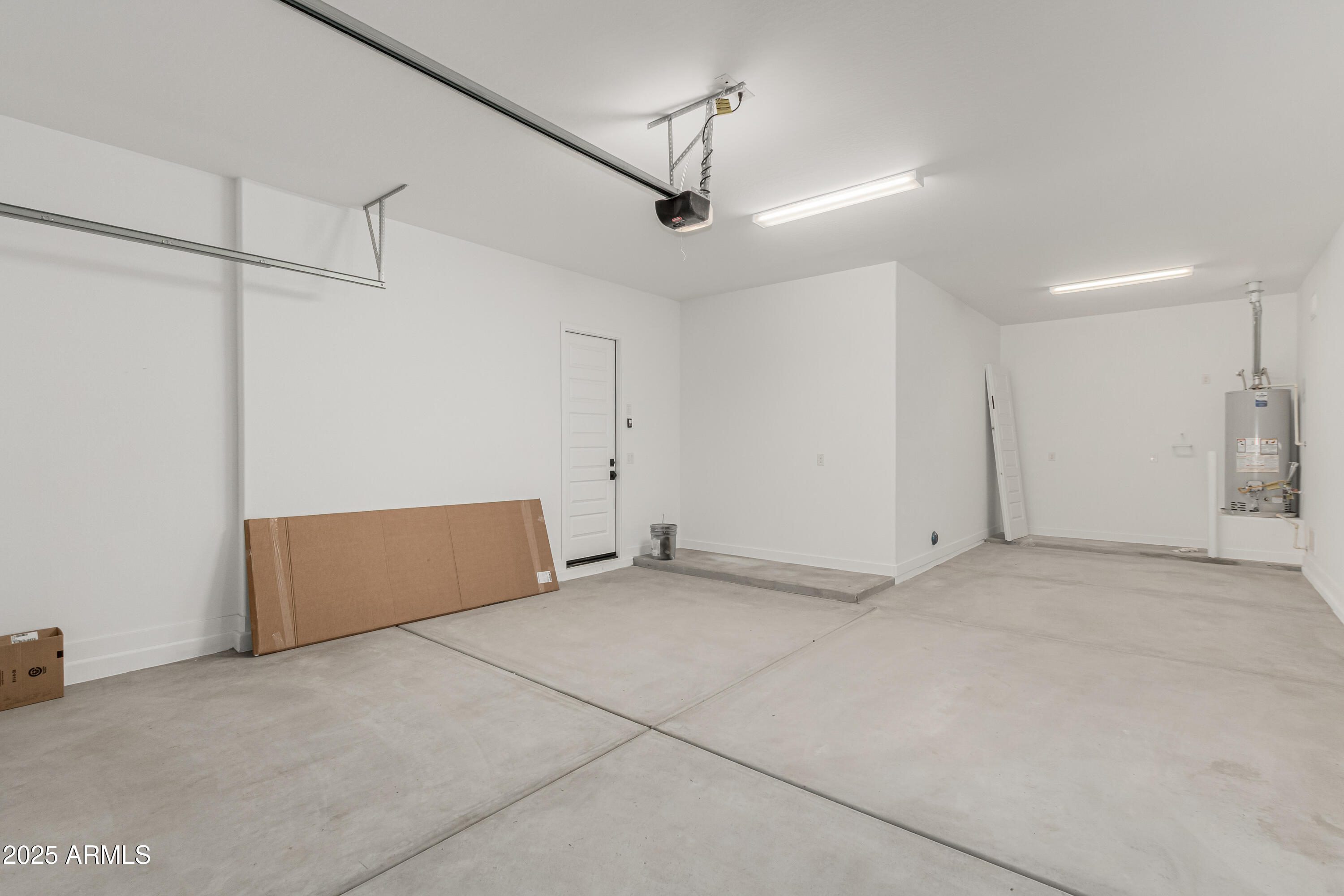 3638 East Roland Street Mesa, AZ 85213 - Photo 3 of 37 27 Tandem 3 Car garage