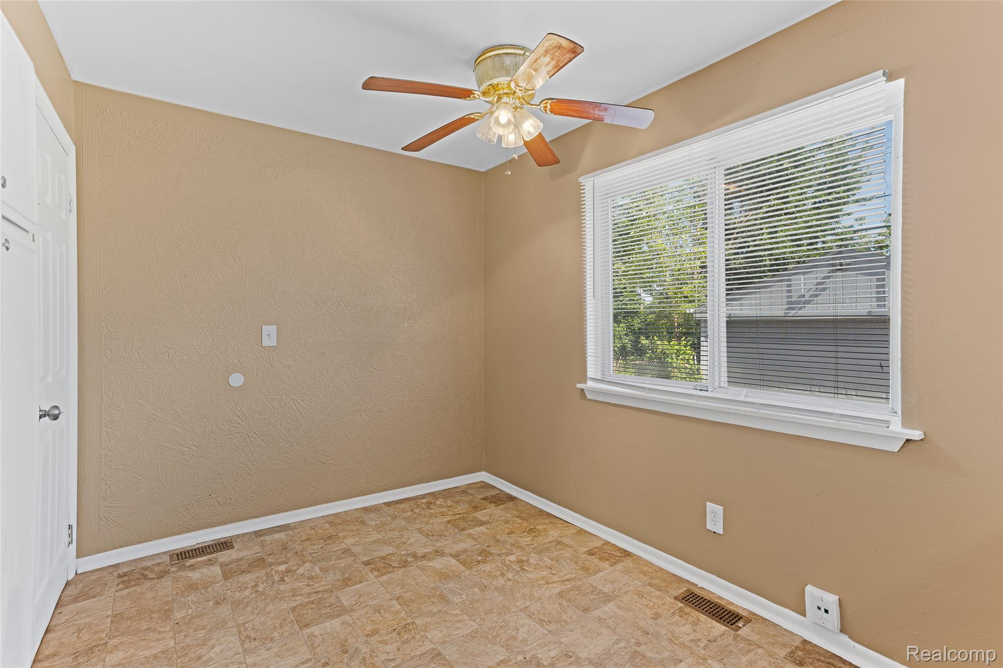30270 Spring Arbor Drive Inkster, MI 48141 - Photo 20 of 32 IMG_2427.jpg