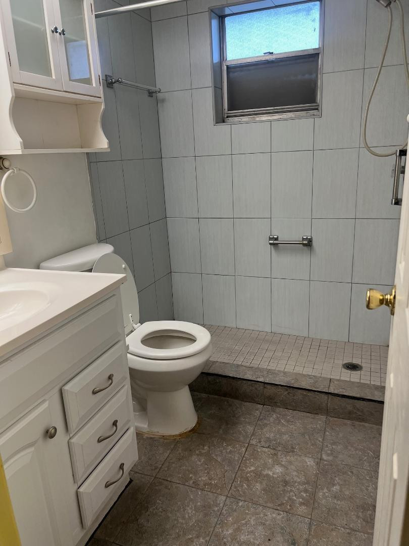 100 Berkley Road, Unit 104 Hollywood, FL 33024 - Photo 14 of 17 MSTR BATH