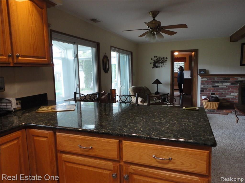 32305 Baintree Road Farmington Hills, MI 48334 - Photo 6 of 53