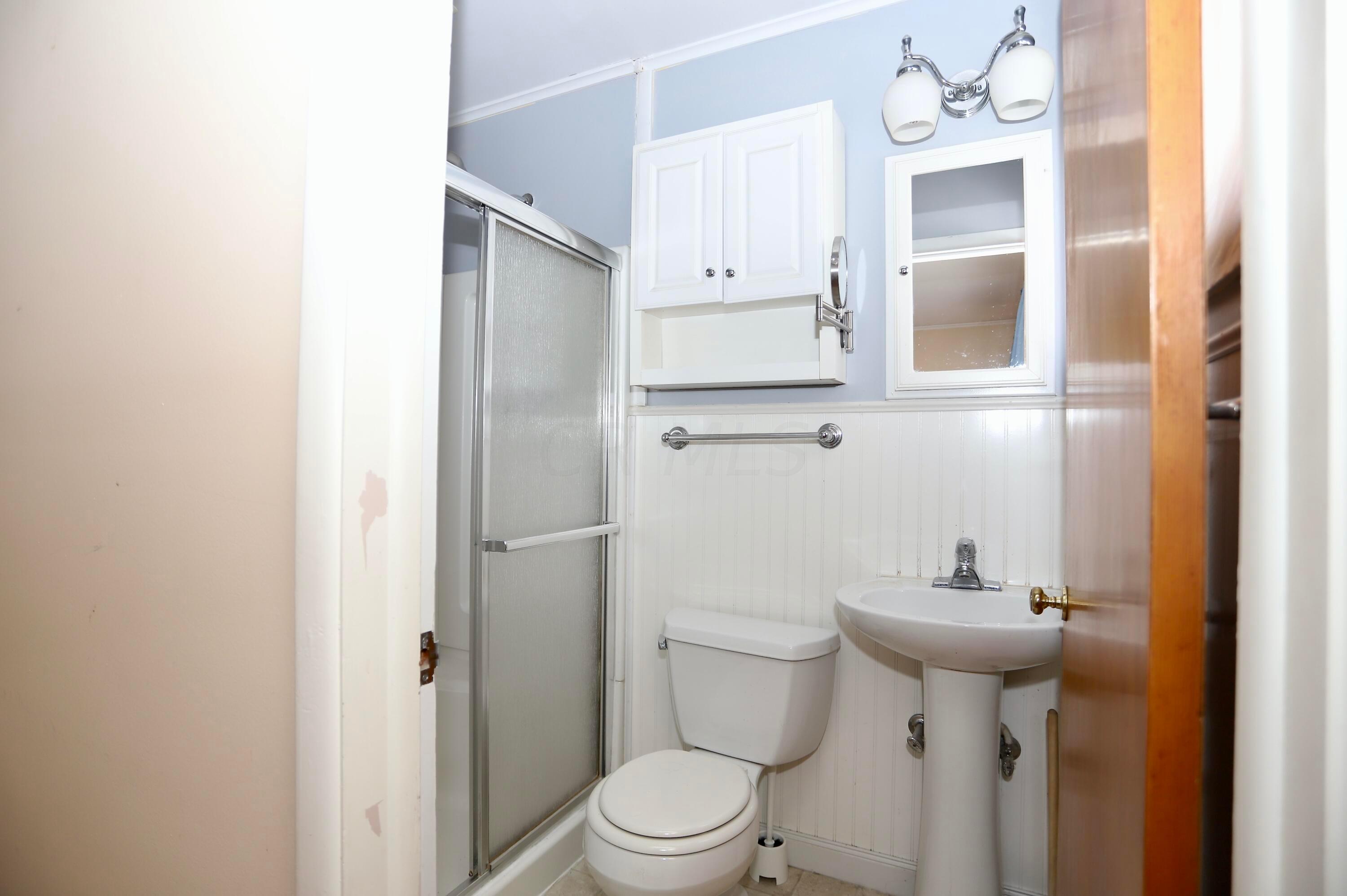 354 Troy Road Delaware, OH 43015 - Photo 17 of 35 private bathroom to Bedroom #2