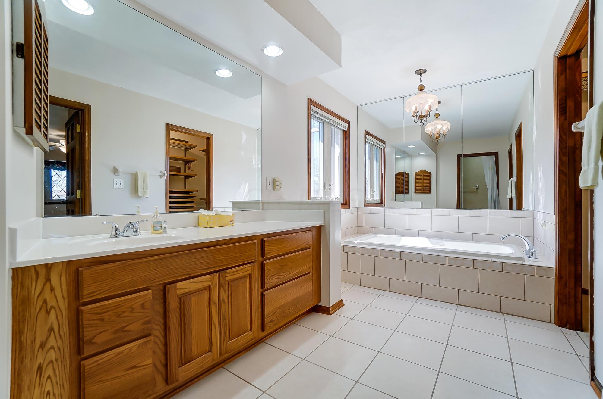 2221 Sandover Road Columbus, OH 43220 - Photo 38 of 79 Owner's bath