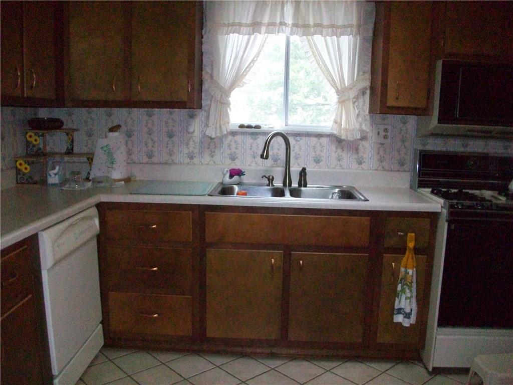953 Mallisee Road Pittsburgh, PA 15239 - Photo 7 of 16