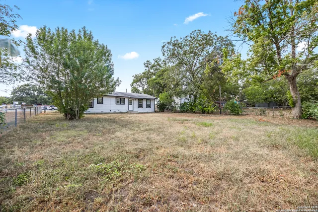 $1,475 | 1211 C Street, Floresville, TX 78114