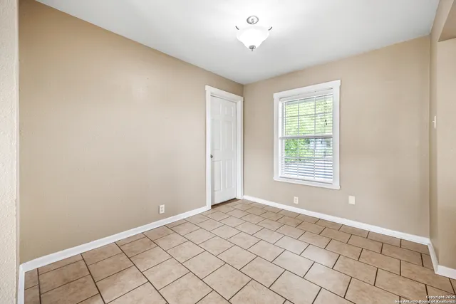 $1,475 | 1211 C Street, Floresville, TX 78114