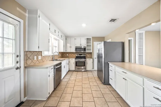 $1,475 | 1211 C Street, Floresville, TX 78114