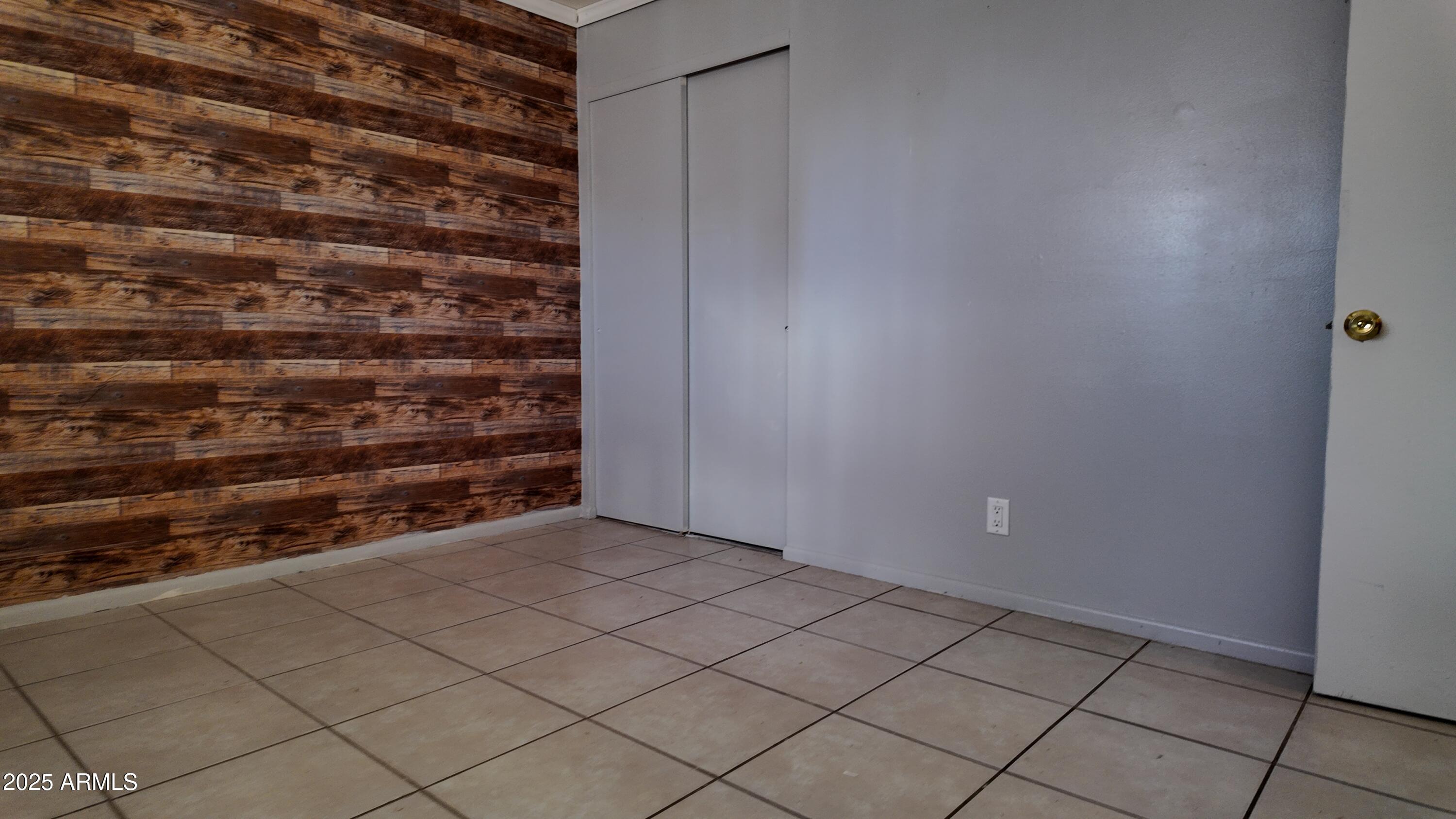 336 Greenwich Road Kearny, AZ 85137 - Photo 22 of 37 a view of an empty room and wooden floor