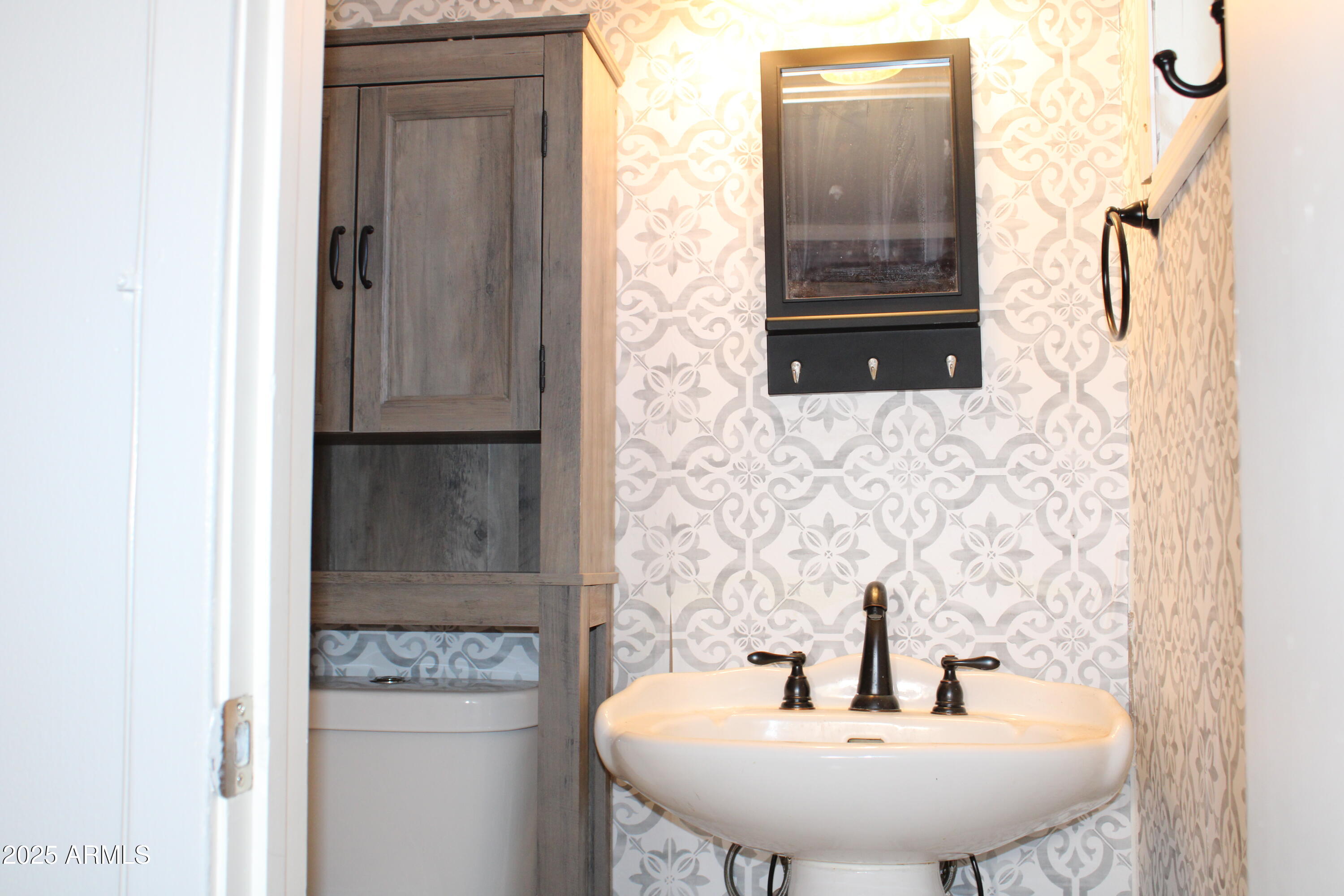 336 Greenwich Road Kearny, AZ 85137 - Photo 23 of 37 a bathroom with a sink and a mirror
