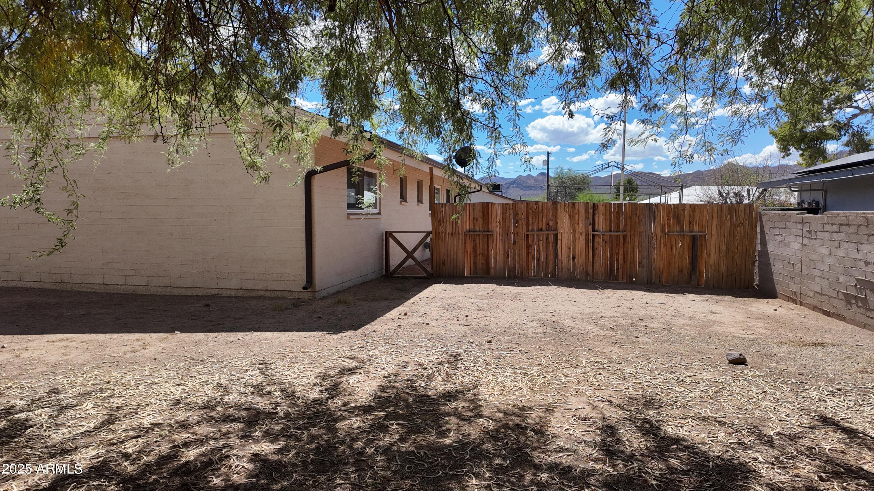 336 Greenwich Road Kearny, AZ 85137 - Photo 27 of 37 a backyard of a house