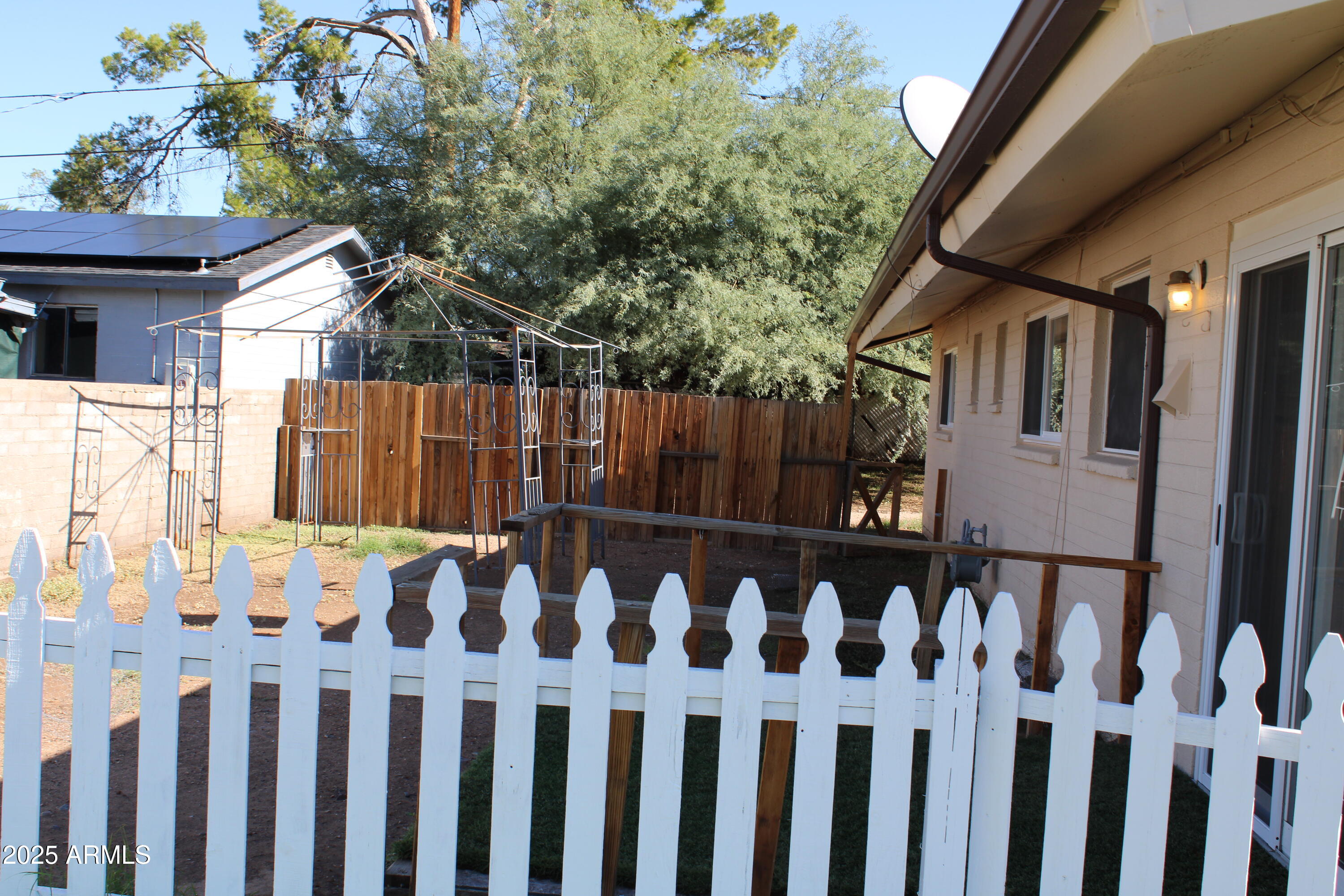 336 Greenwich Road Kearny, AZ 85137 - Photo 30 of 37 a view of a house with wooden fence