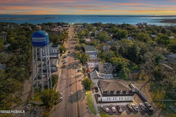 $2,300 | 612 West Brown Street, Unit B, Southport, NC 28461