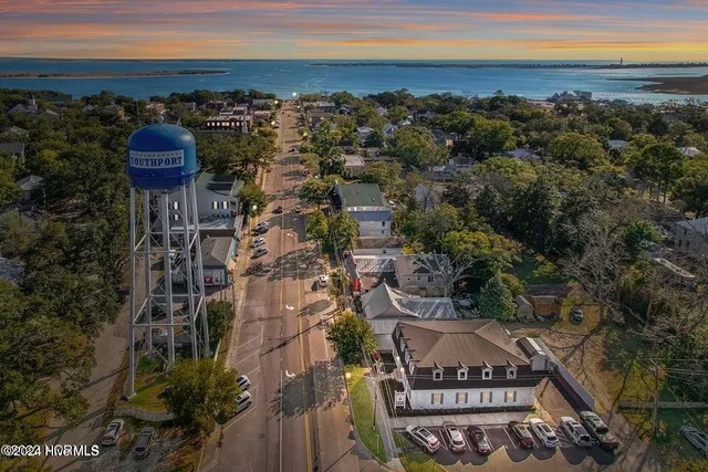 $2,300 | 612 West Brown Street, Unit B, Southport, NC 28461