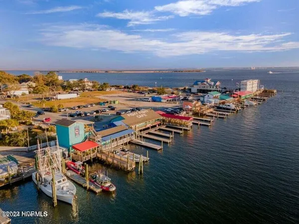 $2,300 | 612 West Brown Street, Unit B, Southport, NC 28461