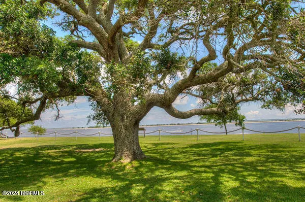 $2,300 | 612 West Brown Street, Unit B, Southport, NC 28461
