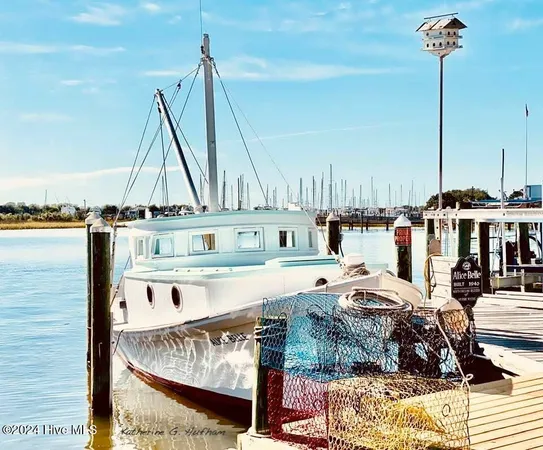 $2,300 | 612 West Brown Street, Unit B, Southport, NC 28461