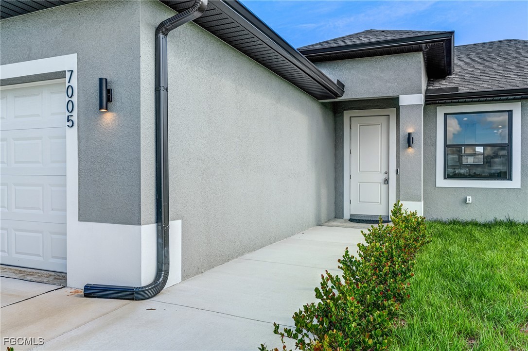 9018 West Castle Circle LaBelle, FL 33935 - Photo 3 of 27 a house with a outdoor space