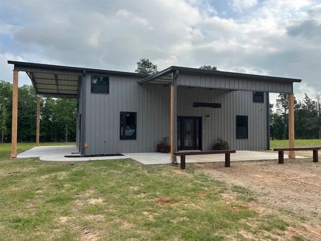 a view of a house with backyard and porch