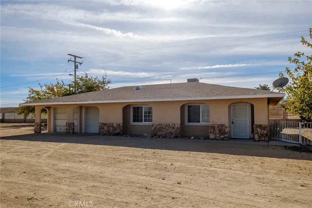 a view of a house with backyard