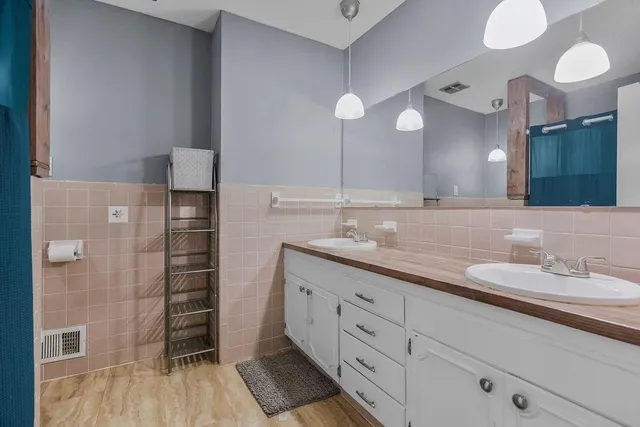 $300,000 | 1303 Northeast 77th Street, Gladstone, MO 64118