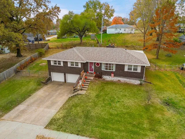 $300,000 | 1303 Northeast 77th Street, Gladstone, MO 64118